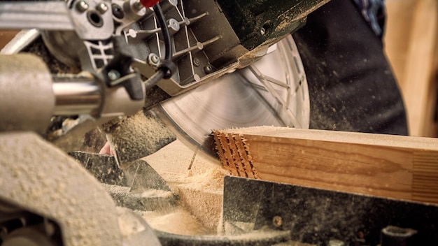 cerca carpintero experimentado ropa trabajo propietario pequena empresa que trabaja taller carpinteria usando sierra circular cortar tabla madera mesa hay martillo muchas herramientas 116124 13610