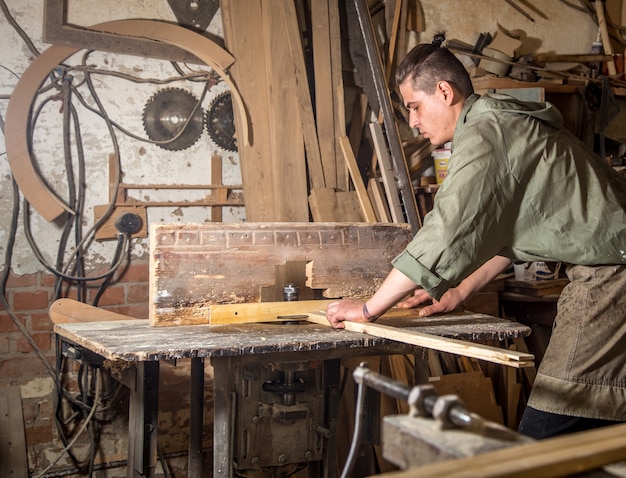 hombre trabaja maquina fabricacion productos madera 169016 4746