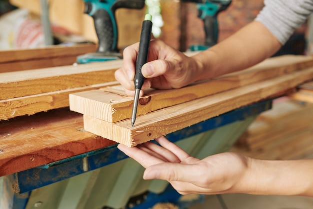 imagen primer plano carpintero dibujando marcas larga tabla madera antes cortarla hacer unidad mobiliario 274689 15975