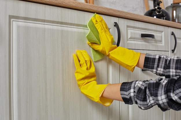 manos guantes trapo verde limpiando gabinetes cocina concepto tareas domesticas limpieza cerca 639032 2673