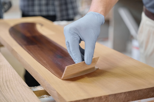 primer plano mano trabajadores que cubre tablones madera acabado cubierta protectora madera 116407 31