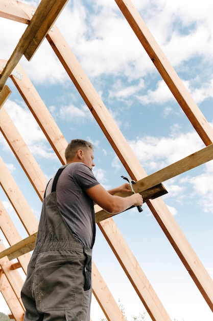 trabajador construccion construyendo techo casa 23 2148748843