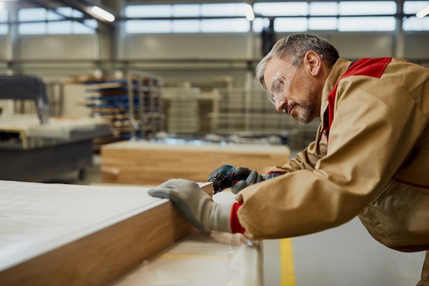 trabajador masculino usando taladro mientras fabrica muebles taller carpinteria 637285 11683